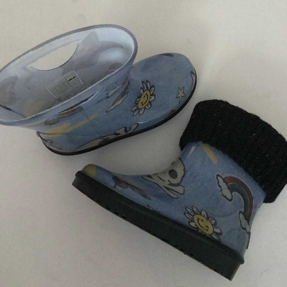 Never worn UGG rain boots !